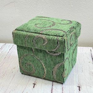 vintage jewelry box, green velvet outside jewelry box, vintage keepsake jeweller